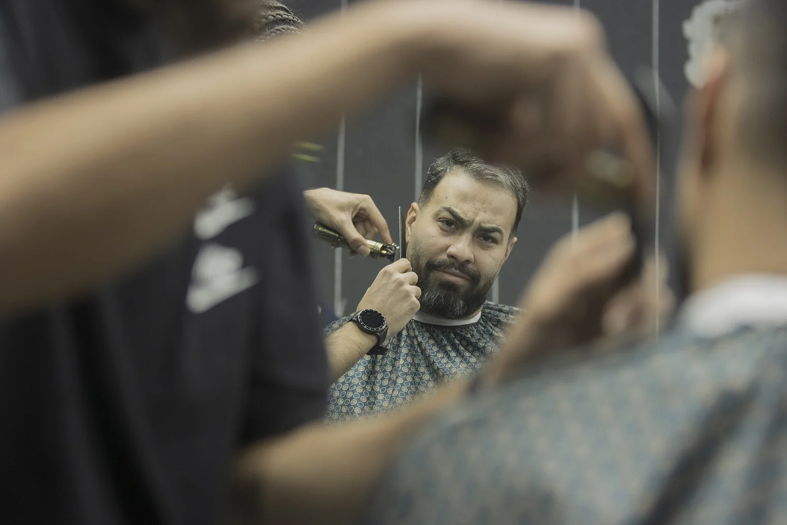 Travail de coiffure vu dans le miroir d’un salon.